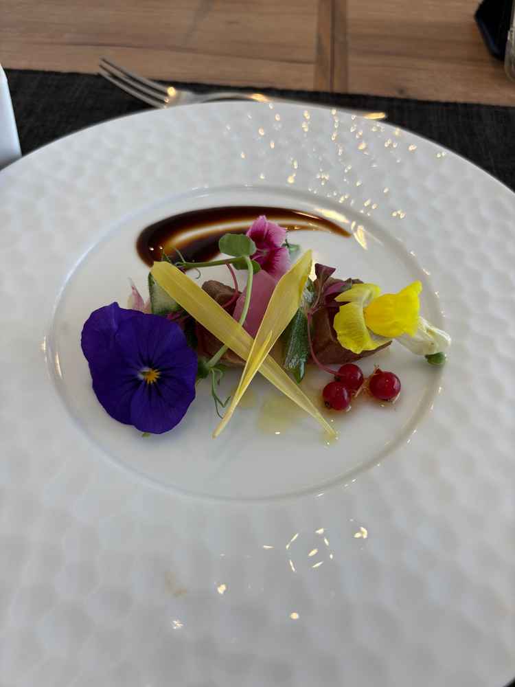 玄海スズキの燻製とマグロのタタキ刺身醤油とオリーブオイルのソース