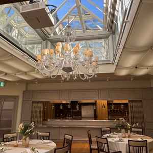 披露宴会場の天井の写真です。天井から光が入り込むため、会場内がとても明るく広々と感じました。