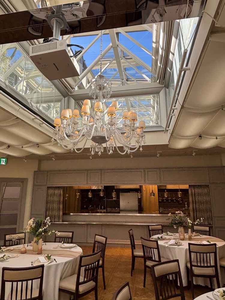 披露宴会場の天井の写真です。天井から光が入り込むため、会場内がとても明るく広々と感じました。