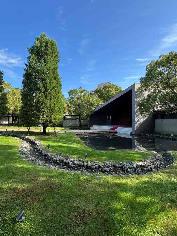 式場全体としてゲストの動線を考えた作りになっていました。一本道になっており、式に集中できそうです。