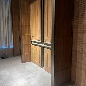 披露宴前のドア。ここの前に新郎新婦が立つのだと思いました。