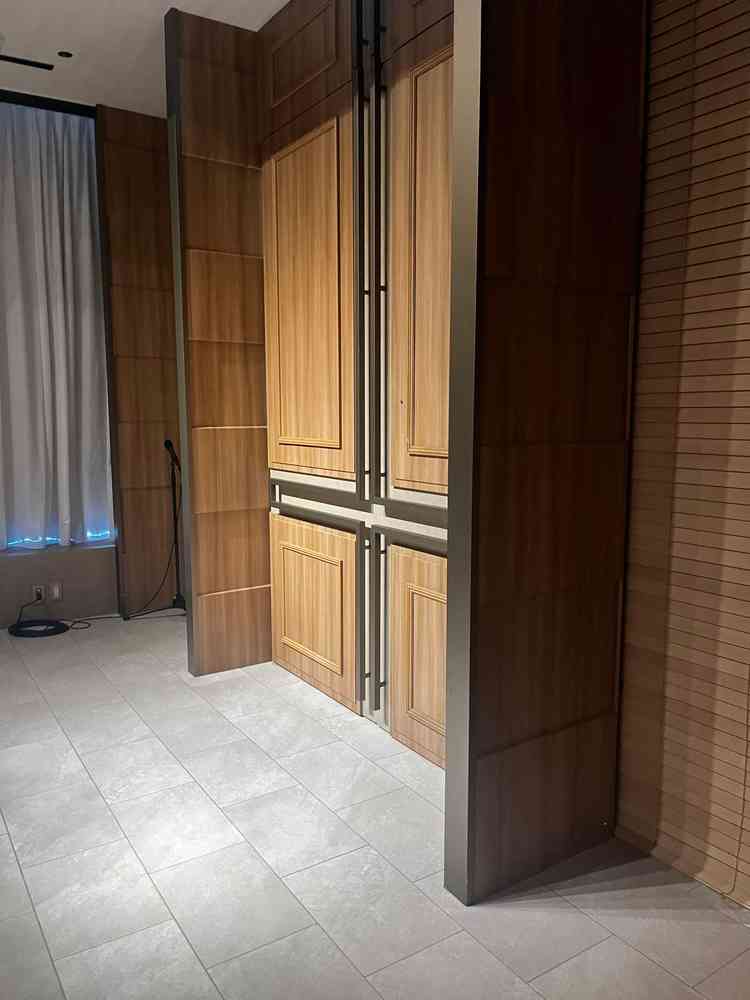 披露宴前のドア。ここの前に新郎新婦が立つのだと思いました。
