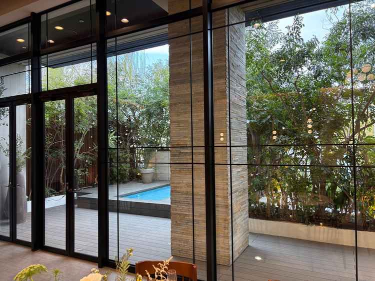 披露宴会場から見えるテラス