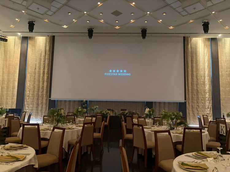 超大型スクリーンがあり、ライブビューも可能です。