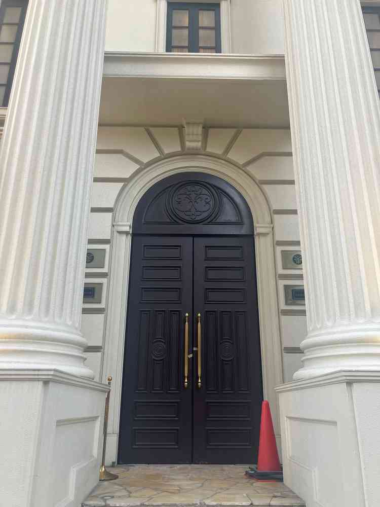 三ノ宮の駅近にあるとは思えない、宮殿のような佇まい。