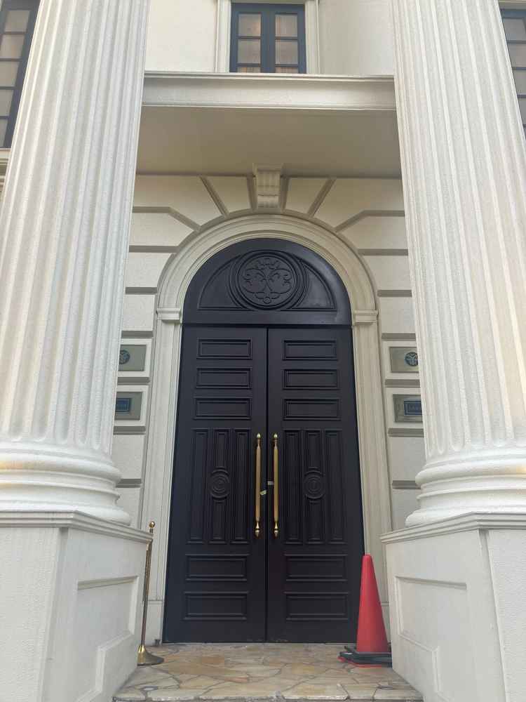 三ノ宮の駅近にあるとは思えない、宮殿のような佇まい。