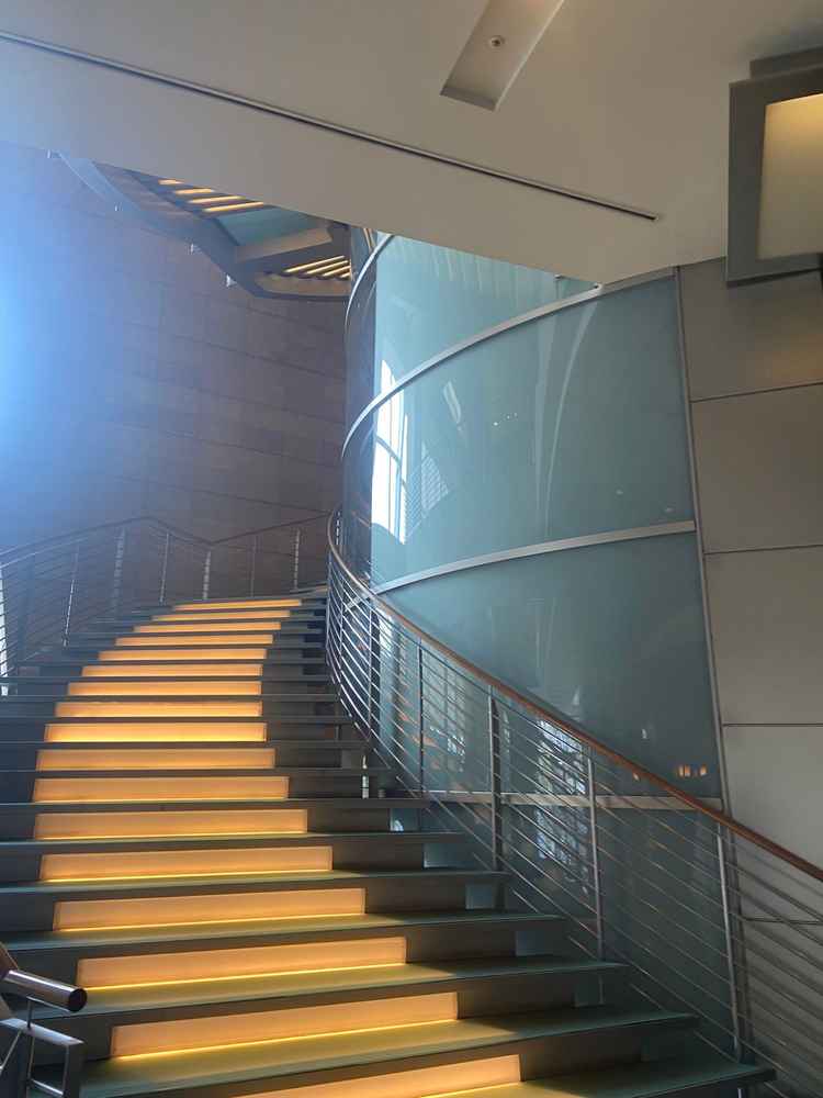 フォトスポットとしても使用され、本日挙式を行う方が写真を撮られていました。