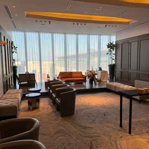 テイストの違うホワイエ