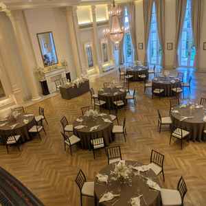 明るい雰囲気の披露宴会場。ゲストとの距離感も近くて良い。