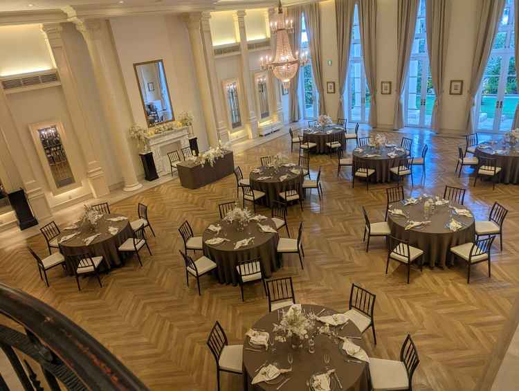 明るい雰囲気の披露宴会場。ゲストとの距離感も近くて良い。