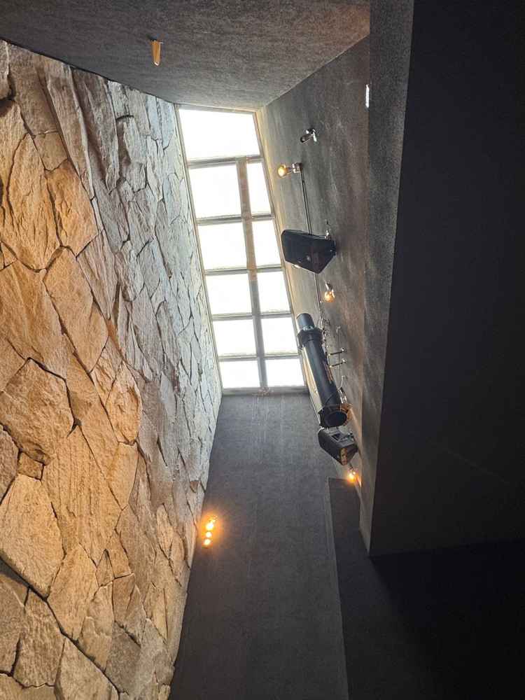 チャペルは舞台の上から自然光が注がれる作りになっていました。