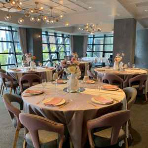 披露宴会場は横長の作りで末席もメインテーブルと距離が近い作りになっているのが嬉しいポイント