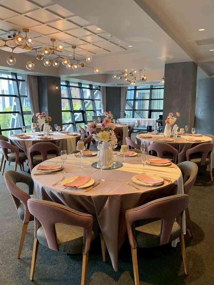 披露宴会場は横長の作りで末席もメインテーブルと距離が近い作りになっているのが嬉しいポイント