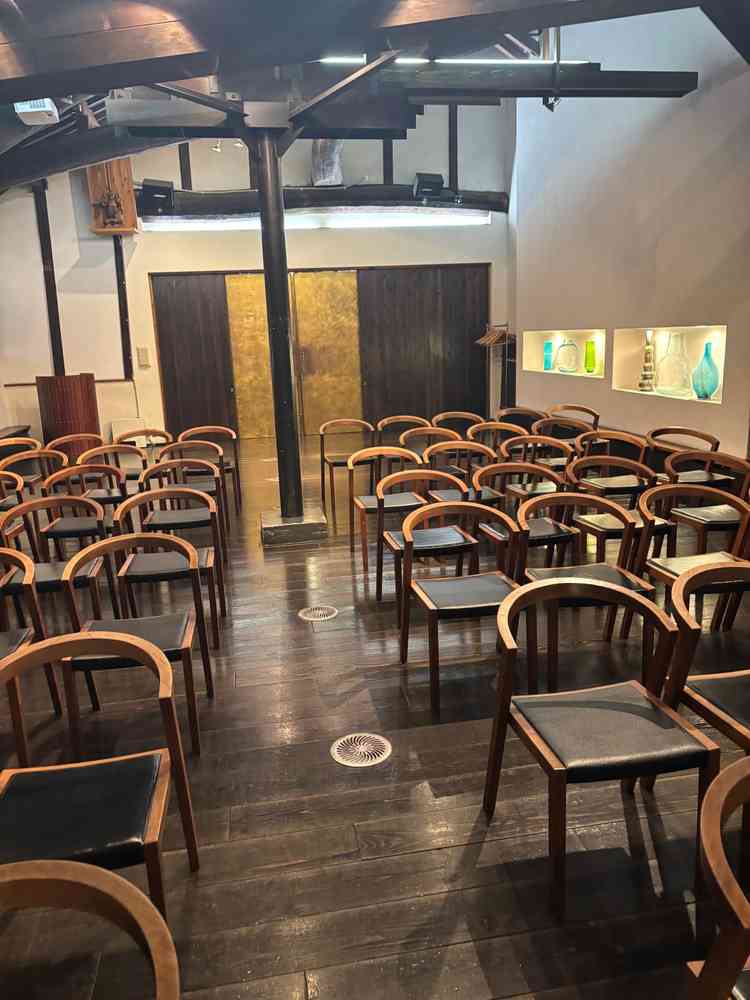 こちらもホールの椅子が並べられた状態ですが、控室としても利用できるようです。