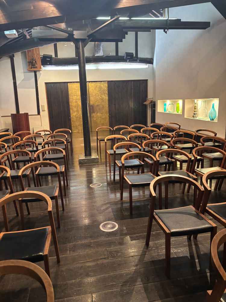 こちらもホールの椅子が並べられた状態ですが、控室としても利用できるようです。