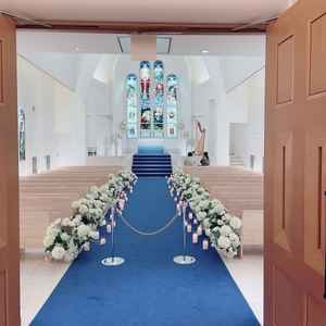 扉から見えた長いバージンロードと、正面のステンドグラスが圧巻で、とても綺麗でした。