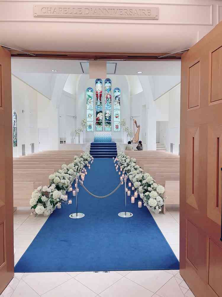 扉から見えた長いバージンロードと、正面のステンドグラスが圧巻で、とても綺麗でした。