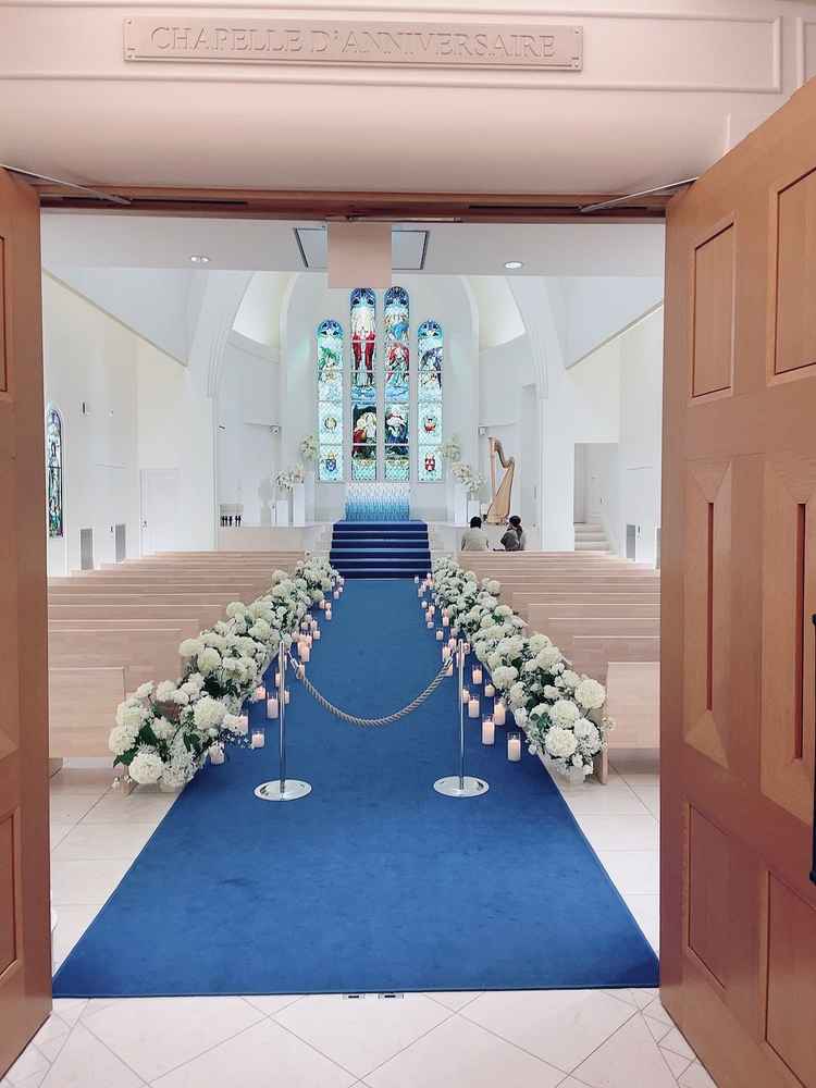 扉から見えた長いバージンロードと、正面のステンドグラスが圧巻で、とても綺麗でした。