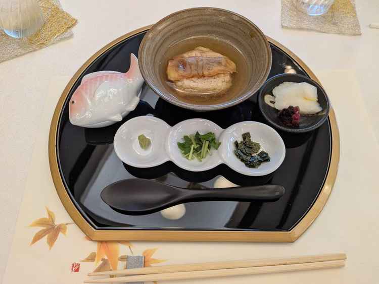 試食会のお食事。鯛を卵にくぐらせているとのことでしたが、心労が卵アレルギーだったため、配慮頂いた。