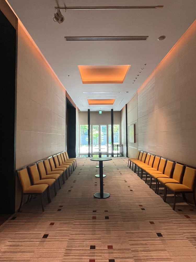 披露宴前の待合室です。ここにウェルカムボードが置けます。また奥の庭にも出ることができます。