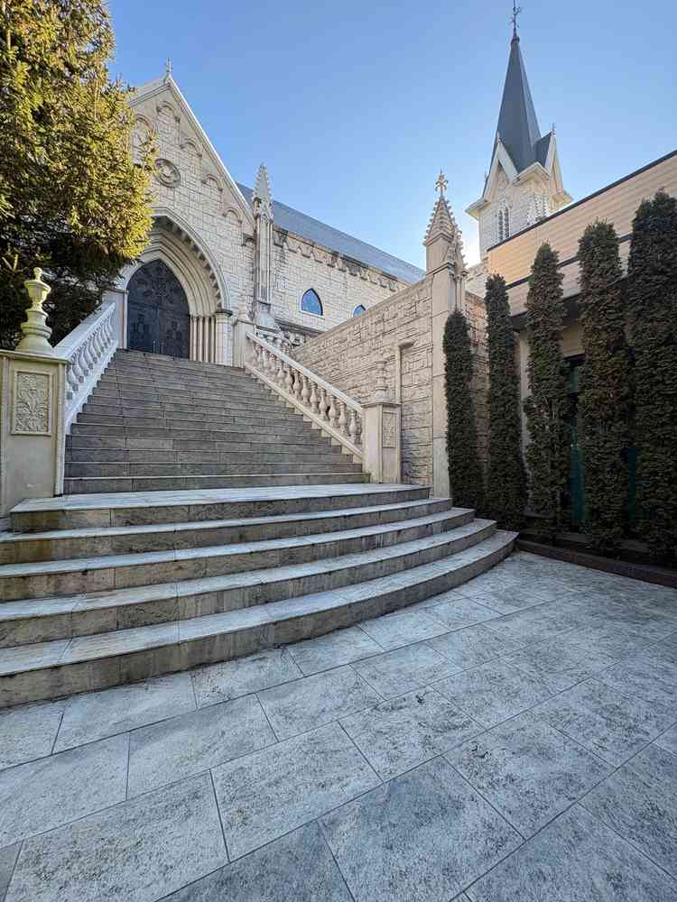 チャペル外観。階段下の広場は狭めだが非日常感を味わえそうでした