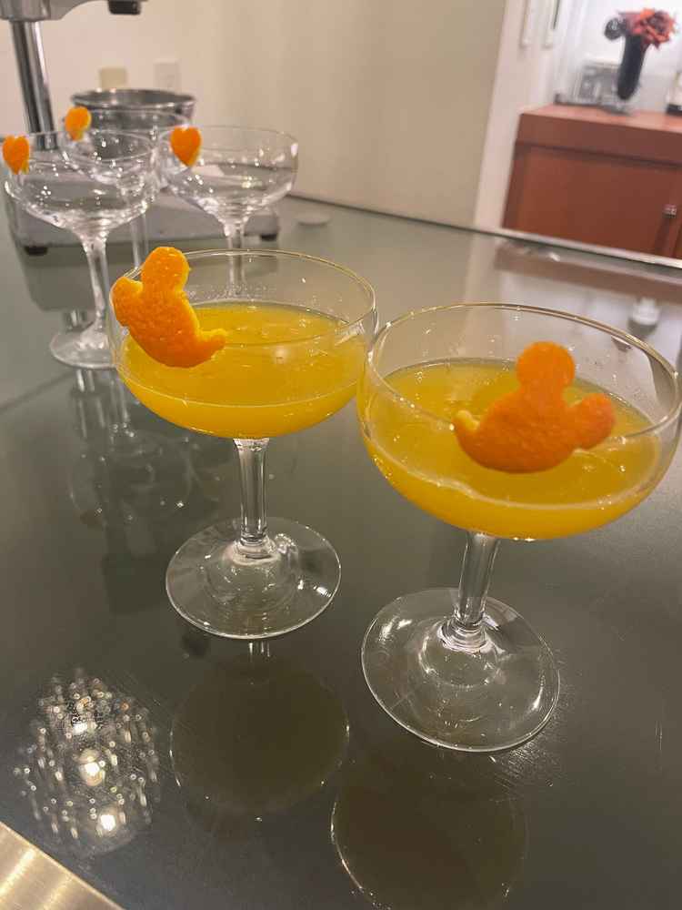 ウェルカムスペースの生搾りジュースもとても美味しく、このオレンジの皮も可愛かった。