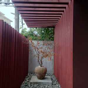 ゲストが一番最初に通る、通称「参道」。その先にる植木は、季節ごとに交換されるそう。