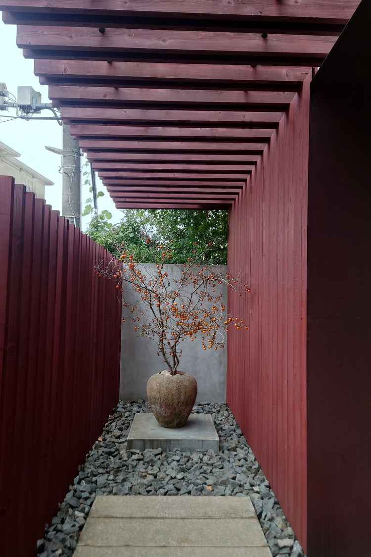 ゲストが一番最初に通る、通称「参道」。その先にる植木は、季節ごとに交換されるそう。