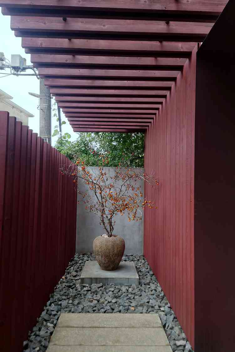 ゲストが一番最初に通る、通称「参道」。その先にる植木は、季節ごとに交換されるそう。