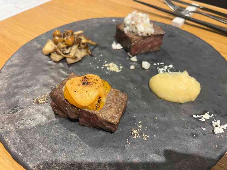 試食のお肉です。みかんと味噌の組み合わせが意外でおいしかったです。