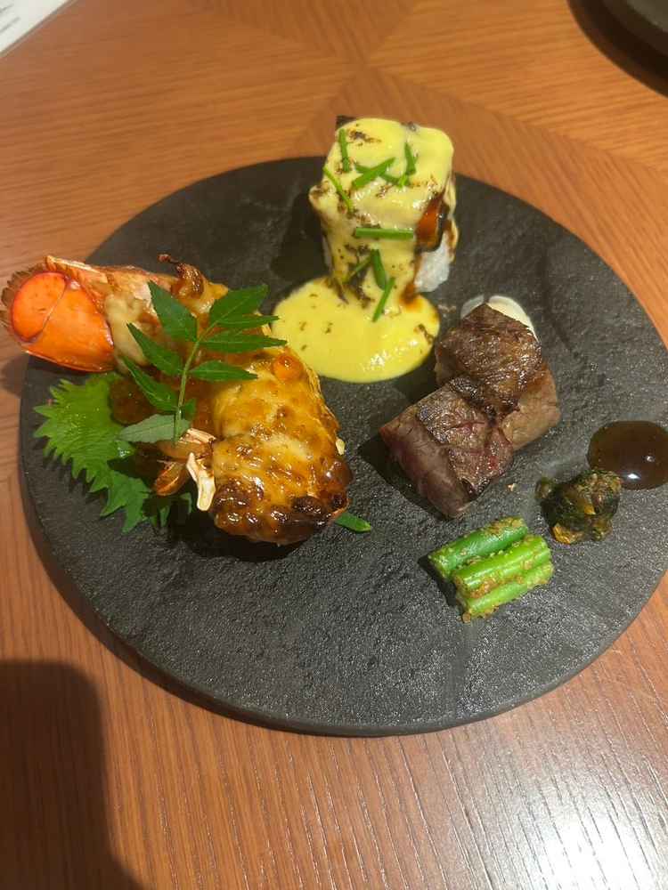 試食2皿目。うなぎのお寿司がとても美味しく、親も喜びそうと話していた。