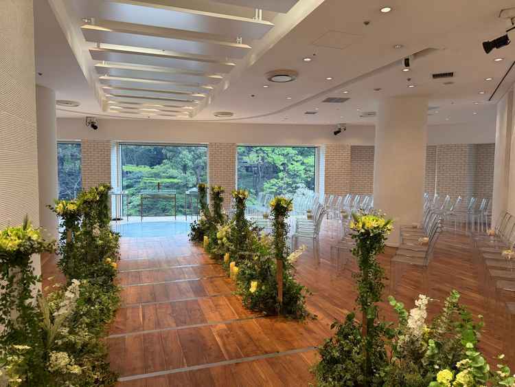 木目×白基調のチャペル。窓から光が差し込み、庭園が望める