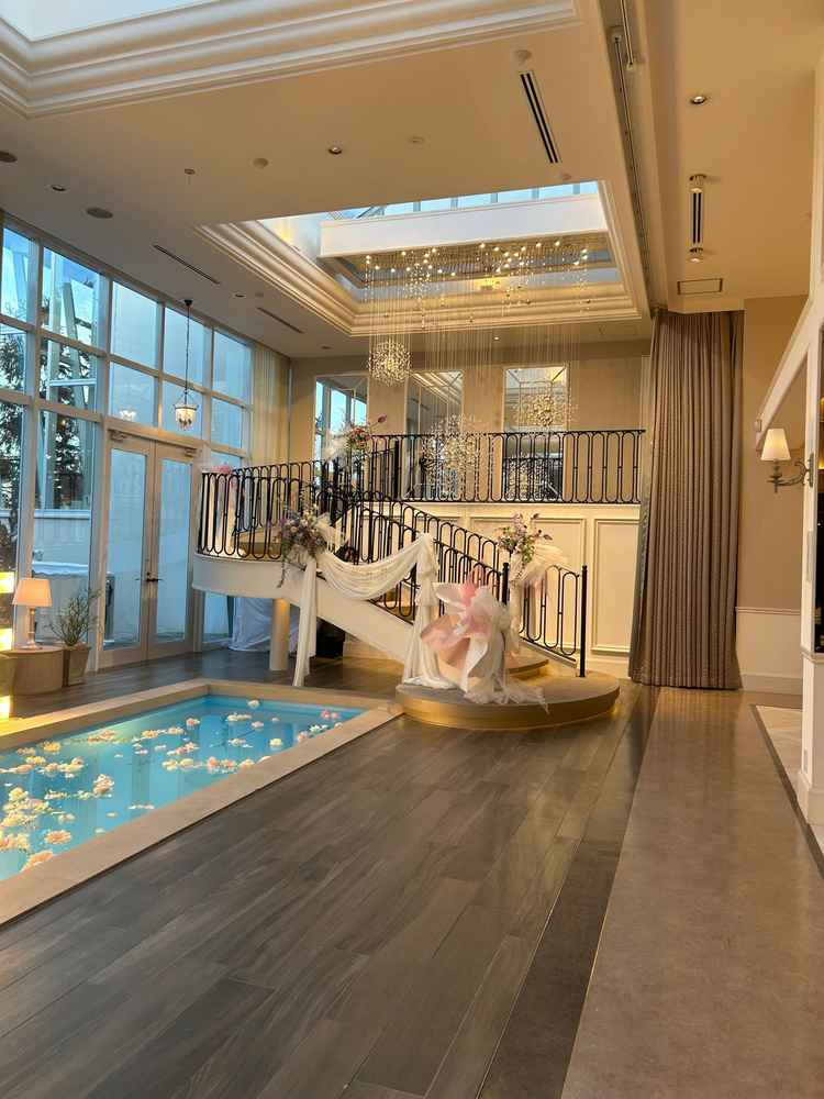 プールの隣には階段がありお色直し後の登場もできるようです。写真スポットにもなると聞きました。