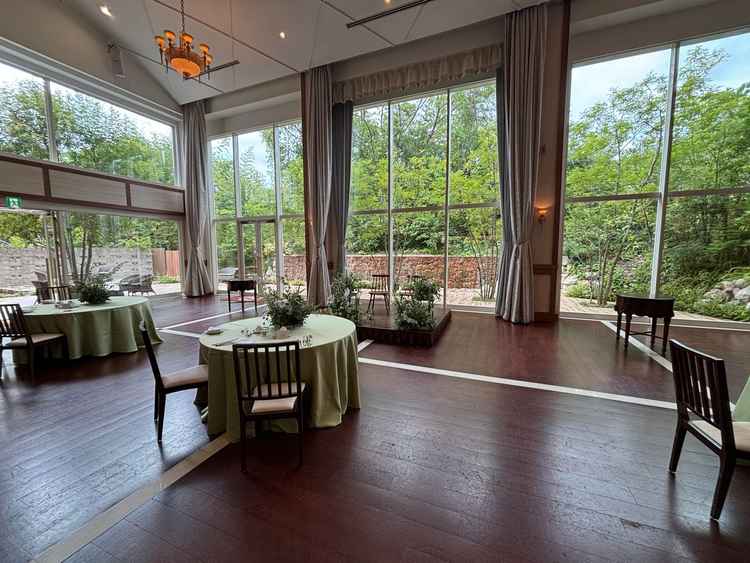 披露宴会場②木目調のフローリングでまた雰囲気が違う