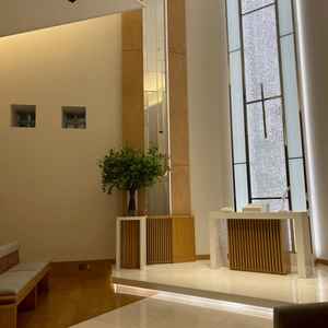 チャペルはシンプルな感じでした。白基調です