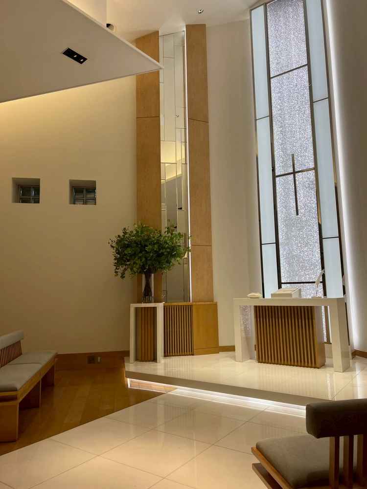 チャペルはシンプルな感じでした。白基調です