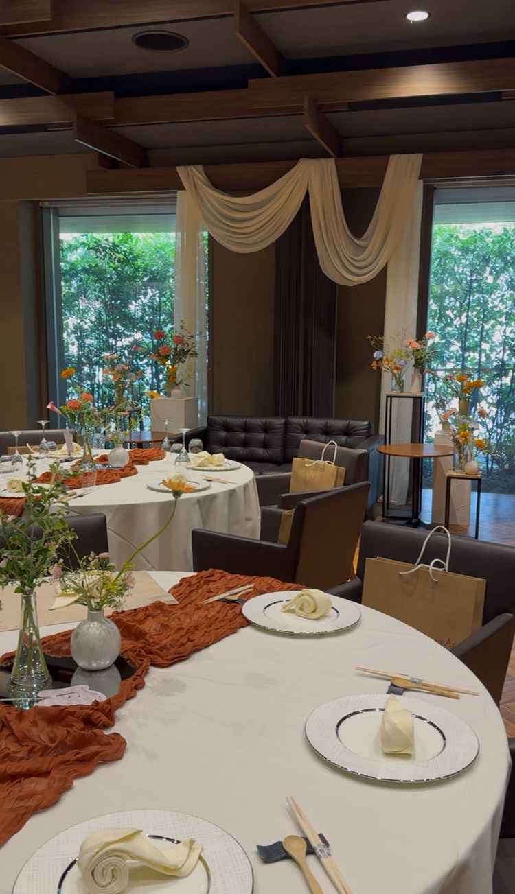 披露宴会場は落ち着いた雰囲気で大人っぽさを感じました。