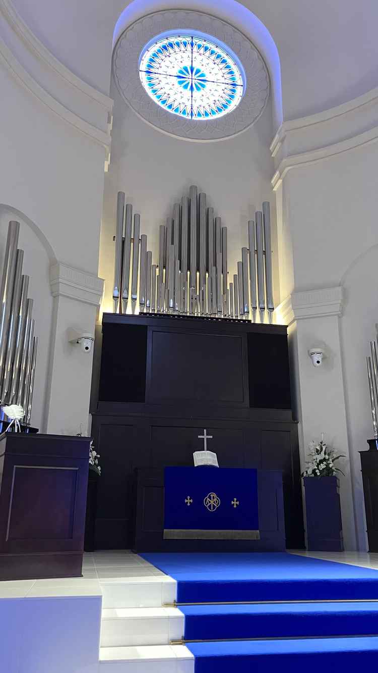 青いチャペルが素敵で感動しました。ステンドグラスはライトで調整されてるとの事で安心しました