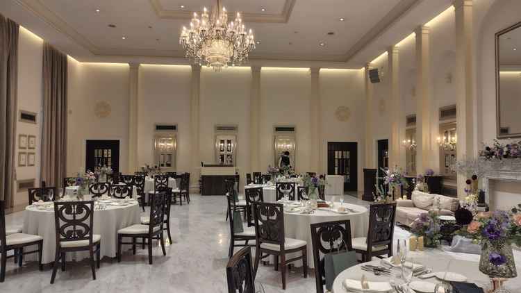 広くクラシックな雰囲気の披露宴会場。