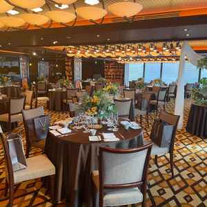 オレンジ基調の披露宴会場