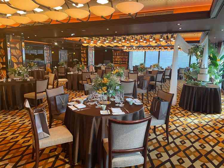 オレンジ基調の披露宴会場