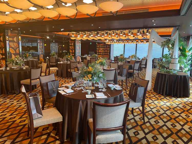 オレンジ基調の披露宴会場