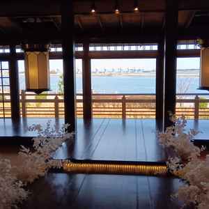 前方に川がみえるチャペル正面。景色がとてもきれいです。