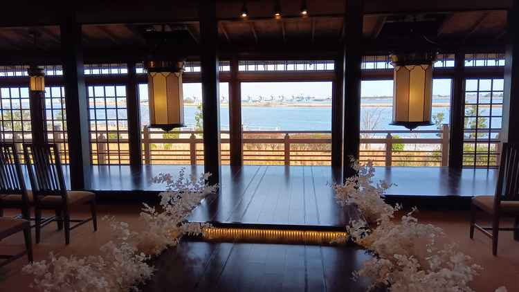 前方に川がみえるチャペル正面。景色がとてもきれいです。