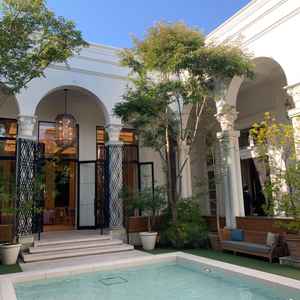 プールのある広々としたロビー。他の新郎新婦とのバッティングなく貸切で、自由にコーディネート可能。