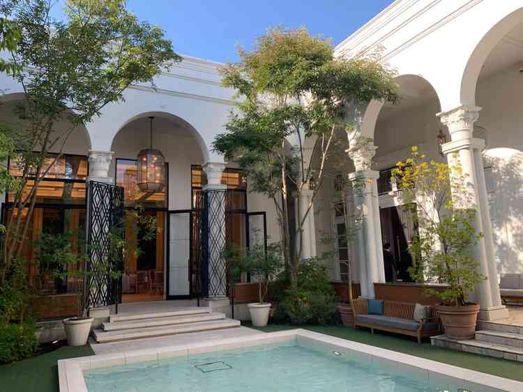 プールのある広々としたロビー。他の新郎新婦とのバッティングなく貸切で、自由にコーディネート可能。