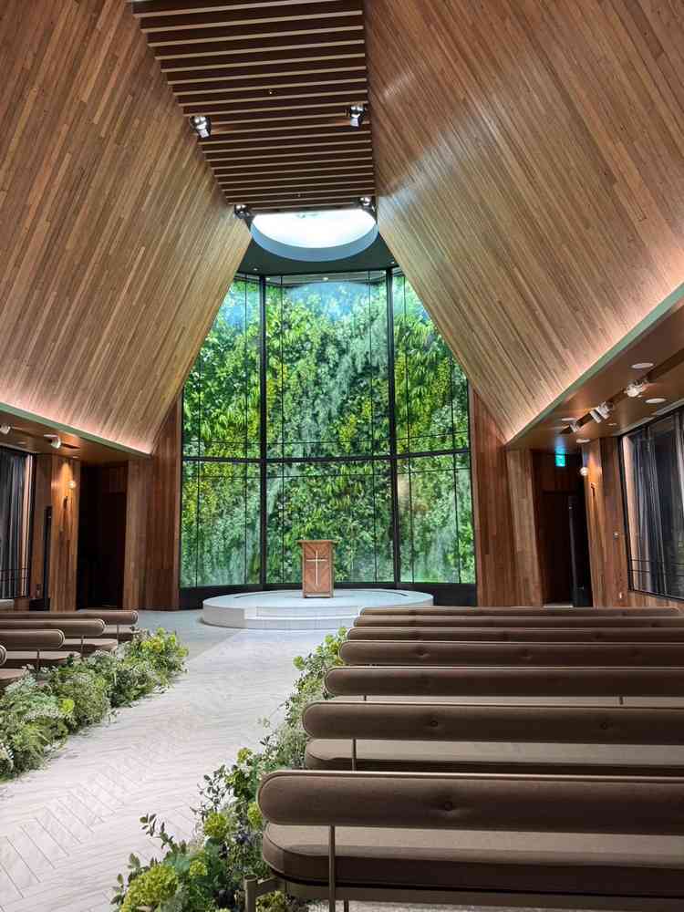 チャペル緑がたくさんで、雨でも綺麗な演出になりそう！天井が広くて素敵だなと思った