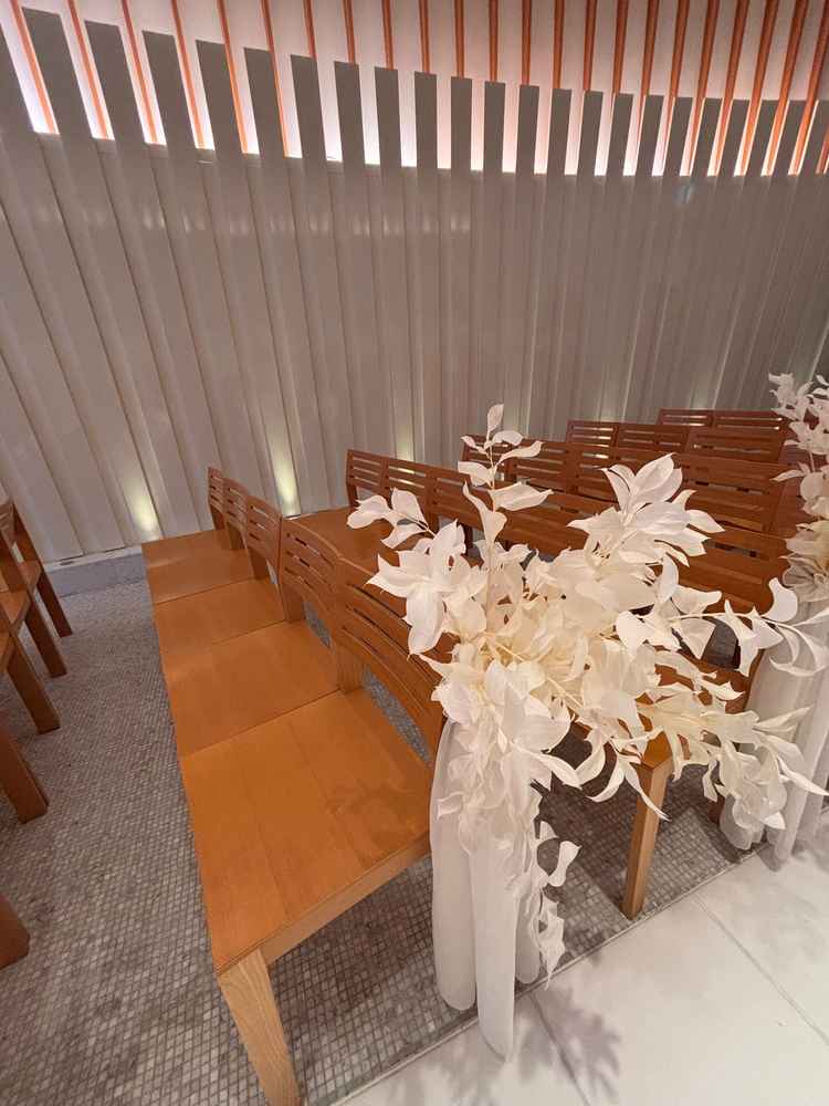 個別の椅子が連結されており、若干カーブがかかっています。壇上が見やすくなる工夫がよかったです