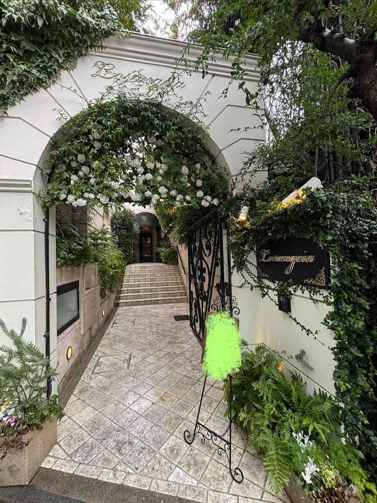 広尾の閑静な住宅街の中にあり隠れ家のようでした。