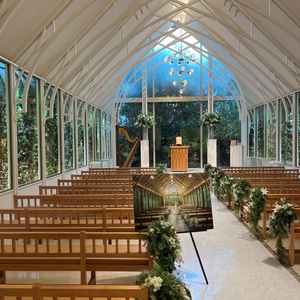 自然に囲まれた印象のチャペル。